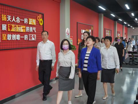 天下总工会女职工部莅临尊龙凯时电气调研女职工事情