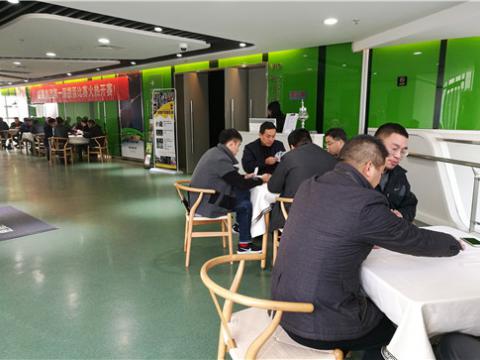 尊龙凯时股份第一届掼蛋角逐顺遂举行